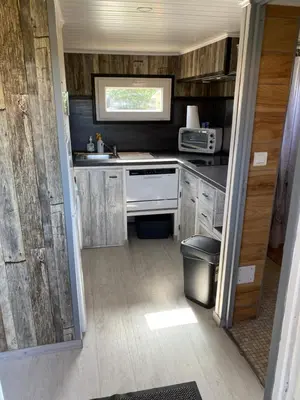 a small kitchen with a stove and a sink at L ASCOSU in Ventiseri