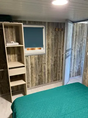 a bedroom with a bed and a window at L ASCOSU in Ventiseri