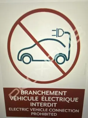 a sign on a wall with a sign that saysranthibitedulic electric equipment at L ASCOSU in Ventiseri
