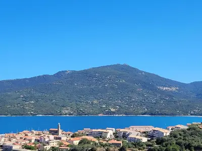 a town on the shore of a body of water at Appartement neuf 3 chambres vue mer Propriano in Propriano