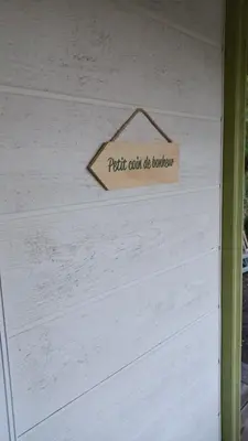 a sign that says petit cut die laundry hanging on a wall at Le petit chalet de Charlène in San-Gavino-di-Carbini