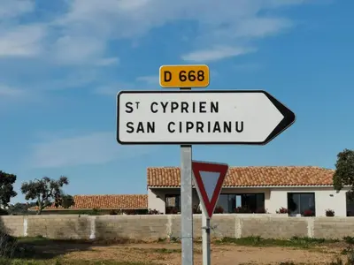 a street sign in front of a house at Cala Rossa, Pinarello, Saint Cyprien - La Villa D'Alice in Lecci