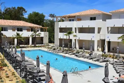 a view of the hotel and the swimming pool at Superbe studio front de mer - Pieds dans l’eau in Linguizzetta