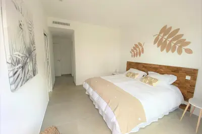 a bedroom with a large bed with a wooden headboard at Villa Ribba Di San Gavino in Gialla