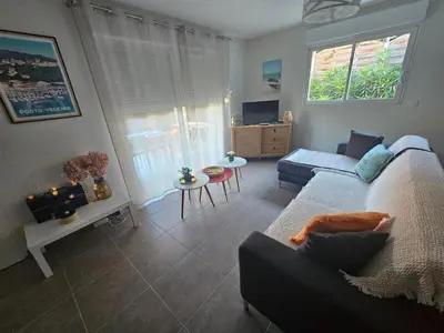 a living room with a bed and a couch at Maison pinarello à 200 mètres de la plage in Zonza