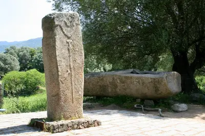 a stone monument sitting on top of a sidewalk at U Caseddu Di Minnana in Petreto-Bicchisano
