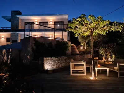 a view of a house at night at Villa Mekasteni in Cirendinu
