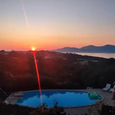 F4 à Porticcio avec piscine et vue sur mer