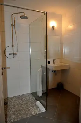 a bathroom with a shower and a sink at Chambres d'Hôtes Villa Cardellini in Aullène