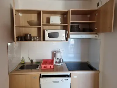 a small kitchen with a sink and a microwave at Appartement T2 dans résidence avec piscine in Moriani Plage