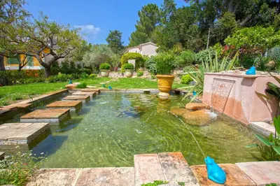 a backyard with a pond with a water feature at Casa del Sole Chambres d'Hotes de Charme in Favone