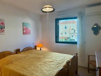a bedroom with a bed and a window at PORTO PIANO 2 pièces en centre-ville in Propriano