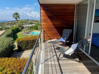 two chairs sitting on the balcony of a house at Via Mare - Apt avec splendide vue in Grosseto-Prugna