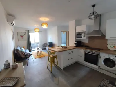 a kitchen with a table and a counter top at Olmeto 3 pièces in Olmeto