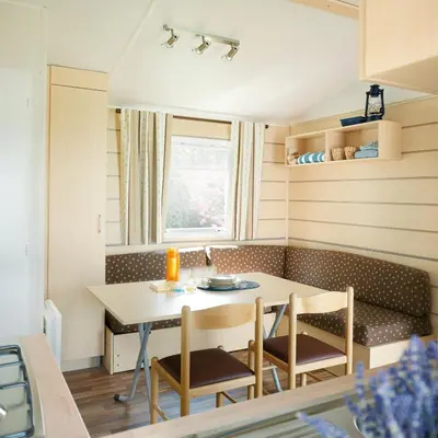 a small dining room with a table and chairs at Résidence Santa in Ghisonaccia