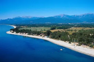 an aerial view of a beach with mountains in the background at Résidence Santa in Ghisonaccia