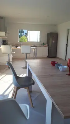 a room with a desk with a chair in it at JOLIE VILLA dans un endroit paisible, à 3 mn de la Mer et de la Montagne in Ventiseri