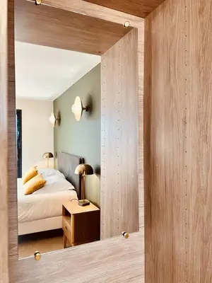 a bedroom with a bed and a large mirror at Casa di Bà - villa 2 chambres avec piscine à 10 minutes des plages in Afa