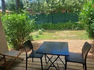 a blue table and chairs in a yard at Fiori Di Cala Rossa Très beau studio au sein d'une résidence hôtelière avec piscine et plage Cala Rossa à 600m in Lecci
