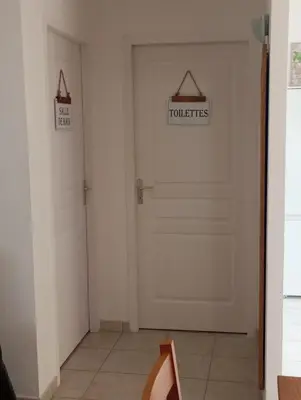a white door with a sign that reads toilets at Villa climatisée A Nuciola Prunete Entre mer, montagne et piscine in Cervione