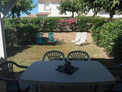 a blue table with two chairs and a table and chairs at Villa climatisée A Nuciola Prunete Entre mer, montagne et piscine in Cervione