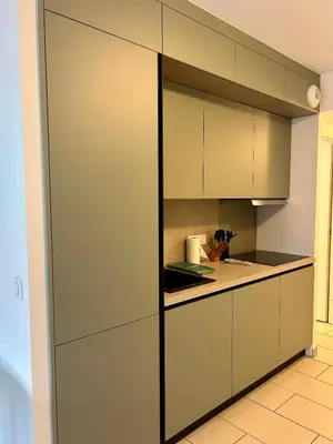 a small kitchen with a stove and a sink at Appartement centre ville avec piscine et vue mer in Sari Solenzara