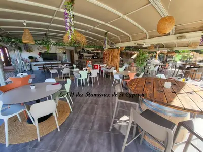 an empty restaurant with tables and chairs and tablesktop at Joli T2 climatisé au calme à 10 mm de Porto-Vecchio dans une résidence de tourisme in Lecci