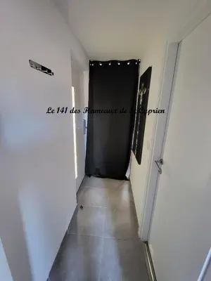 a hallway with a black door with the words be ill do someone else differently at Joli T2 climatisé au calme à 10 mm de Porto-Vecchio dans une résidence de tourisme in Lecci