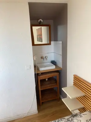 a bathroom with a sink and a mirror at Chambre chez l habitant 2 nuit maximum !! Une 2 eme chambre possible in Porticcio