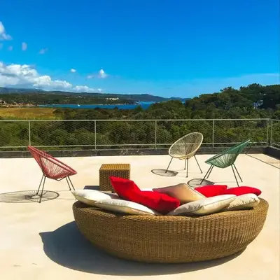 Villa esprit moderniste avec piscine