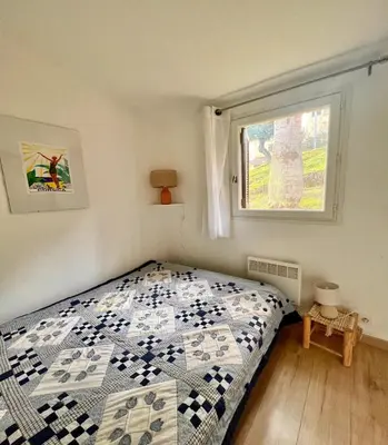 a bedroom with a bed and a window at Terra Bella - mini Villa vue mer in Grosseto-Prugna
