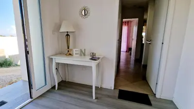 a white table with a lamp on it in a hallway at Villa Bistinetti Rez de villa tout confort avec piscine in Penta-di-Casinca