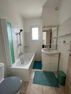 a white bathroom with a tub and a sink at Superbe appartement en résidence avec piscine proche plage in Linguizzetta