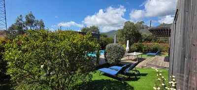 a yard with two chairs and a table and bushes at DI SOGNI - Villa d'Archi, 8 pax, pisc Chauffée in Gialla