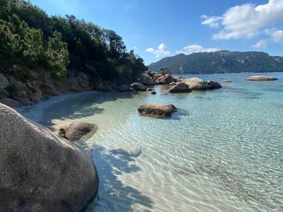 a large body of water with rocks in the water at Rez de villa pour 2 personnes près de Santa Giulia in Sotta