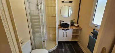 a small bathroom with a shower and a toilet at Grande Chambre tout confort 2 in Bonifacio