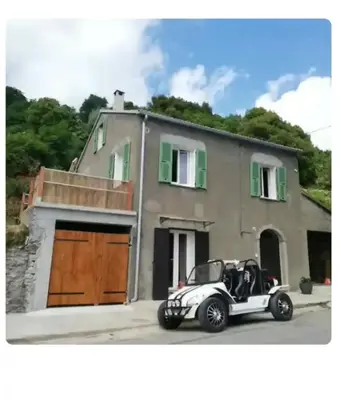 a small car parked in front of a house at Côte Est Pancheraccia Chambre Petit déjeuner in Pancheraccia