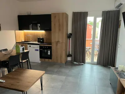 a kitchen and dining room with a table and a dining room at Résidence hôtelière les hameaux de saint cyprien appartement 35 M2 1 chambre in Lecci