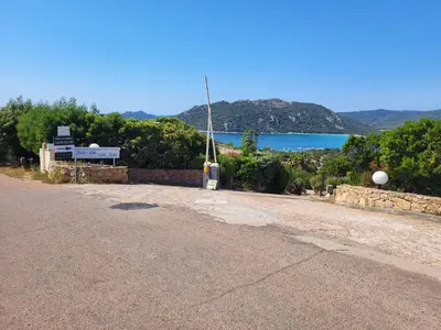 a kitchen with a washing machine and a washer at MINI VILLA A 5MIN À PIEDS DE LA PLAGE SANTA GIULIA in Porto-Vecchio