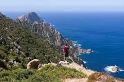 a man standing on top of a mountain overlooking the ocean at Vos vacances à Lama France Corse in Lama