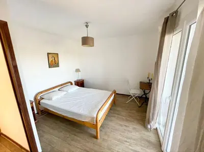 a bedroom with a bed in a room with a window at Villa Jeannette in Grosseto-Prugna