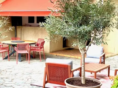 a tree in a pot next to a table and chairs at A CASA DI GEMMA in Appietto