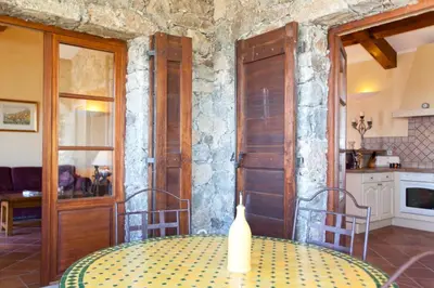 a dining room with a table and a kitchen at Campu Latinu in Lama