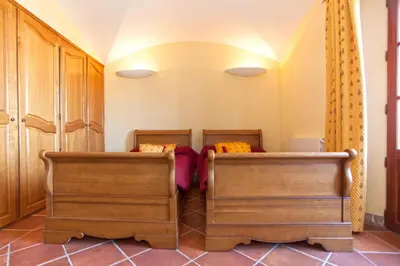 two beds in a room with two cabinets at Campu Latinu in Lama