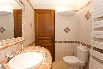 a bathroom with a sink and a toilet at Campu Latinu in Lama