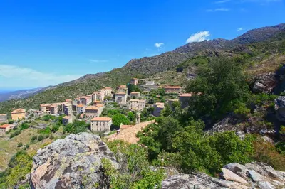 a village on a hill in the mountains at Campu Latinu in Lama