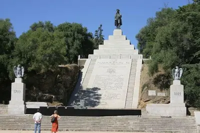 two people standing in front of a monument at Bel F2 près de la plage in Ajaccio