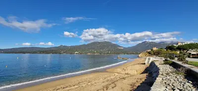 a view of a beach with mountains in the background at T2 Fronte Di Mare de standing en bord de mer et du centre du village de Propriano in Propriano