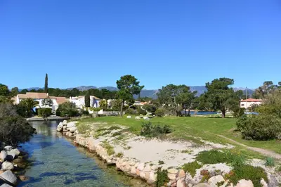 a river flows through a small town at ST CYPRIEN C18 -4/6 pers- CLIM- à 250m de la plage de sable Saint Cyprien in Lecci