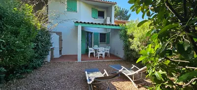 a patio with chairs and a table in front of a house at ST CYPRIEN C18 -4/6 pers- CLIM- à 250m de la plage de sable Saint Cyprien in Lecci